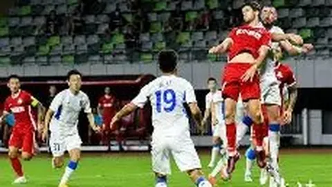 足球界重磅：王钰栋加盟经纪巨头背后足协助力，冬日赴欧逐梦时机略显尴尬